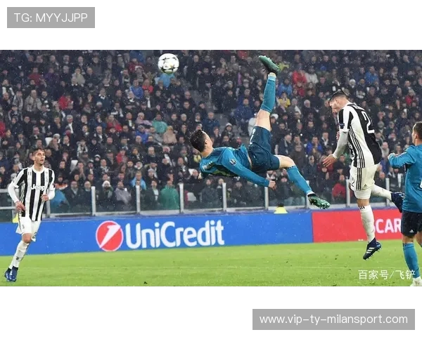 C罗训练中高难度倒钩入网：永不止步的足球传奇