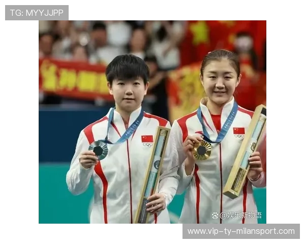 乒乓球滚网球幸运得分惹观众爆笑