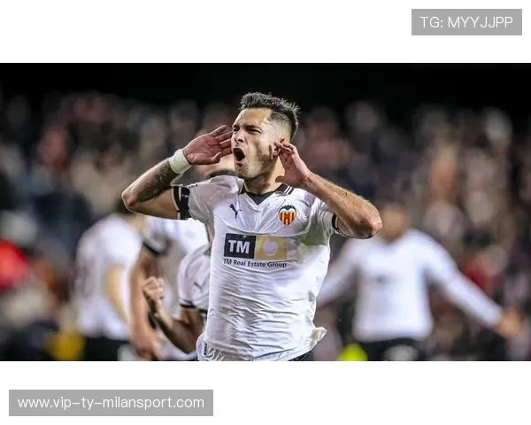 西甲皇马中场短传连续渗透,锋线频繁有威胁 西甲皇马中场短传连续渗透,锋线频繁有威胁