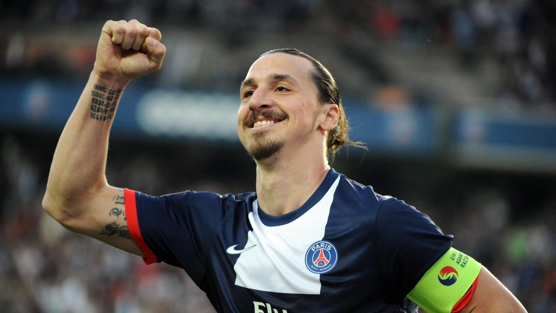 C罗赛后签名送给残障球迷感动现场，c罗签名的足球值多少钱